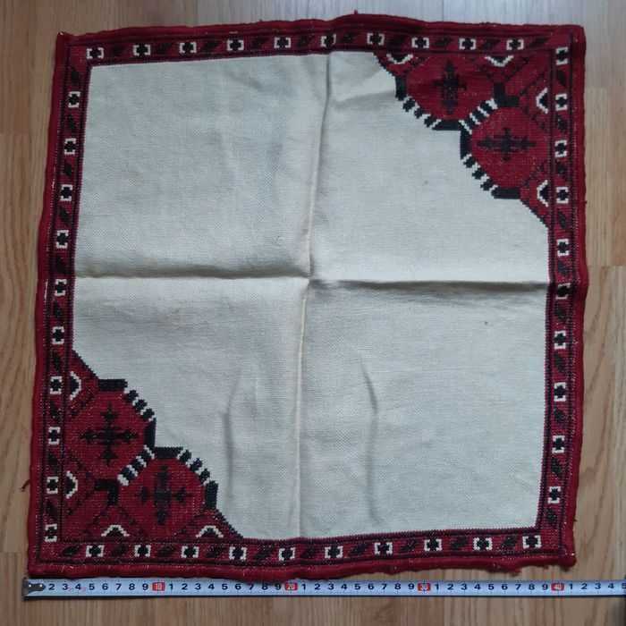 Покривка ръчна бродерия - 40 х 40 см