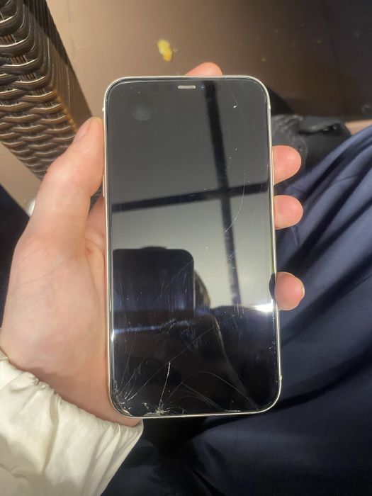 Продам Айфон 11