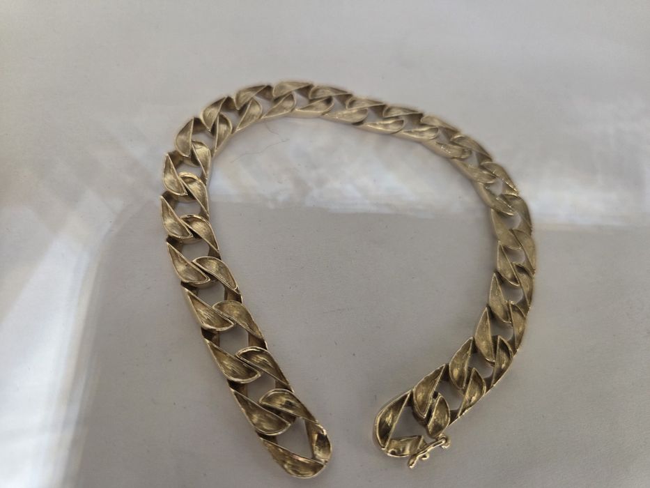 Златна плътна гривна панцер