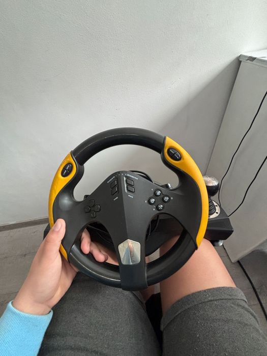 Vând volan gaming urgent