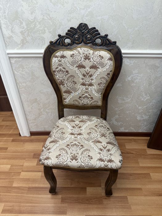 Продоется стол и стулья