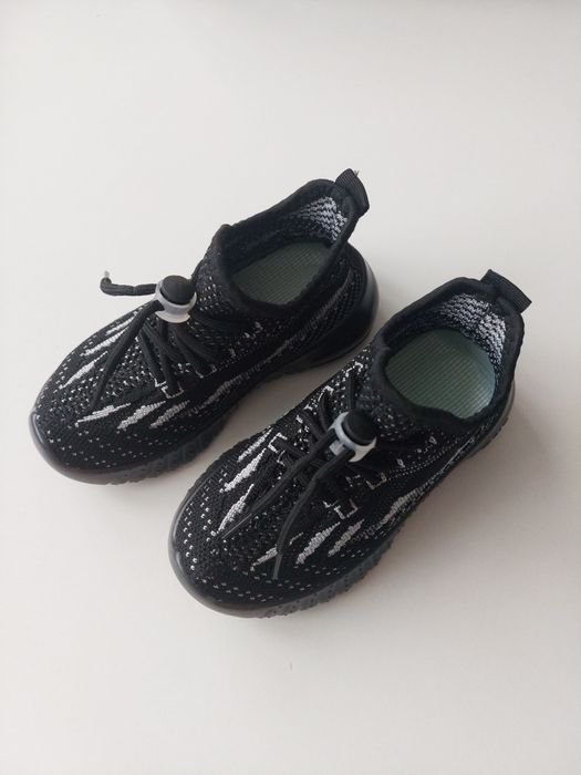 НОВЫЕ Детские изики, кроссовки