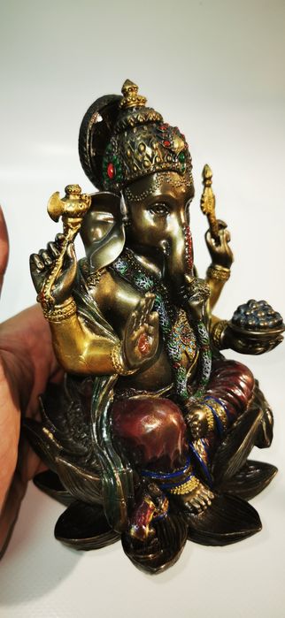 Два статуетки на индийски богини