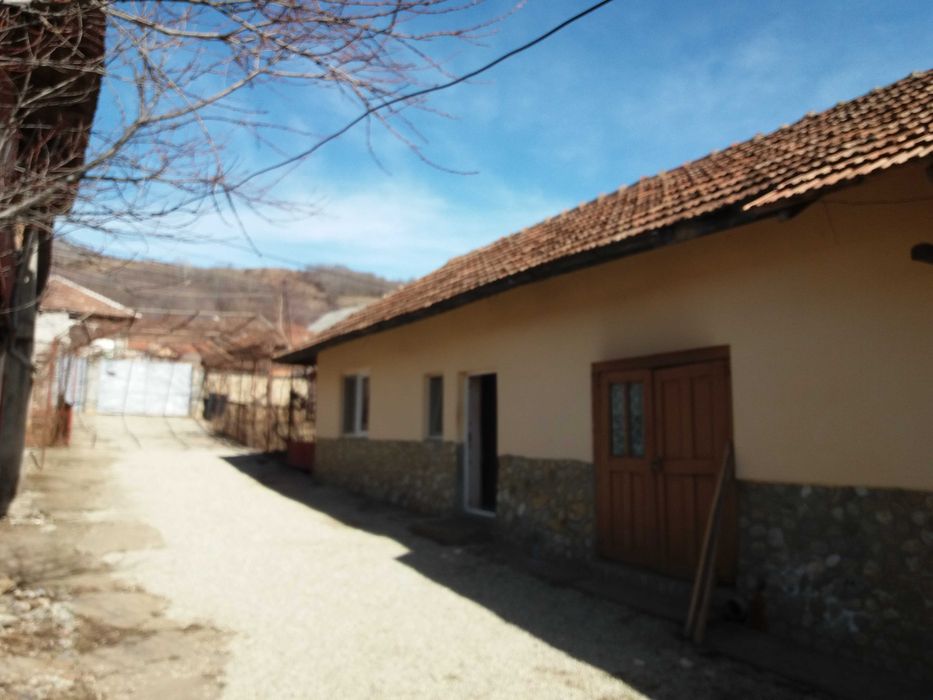 PROPRIETAR, ofer spre vânzare casă și teren, situată în comuna Runcu