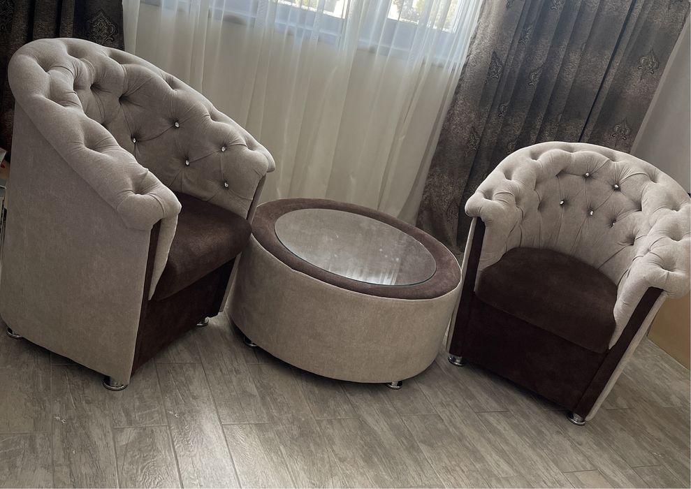 Vand doua fotolii cu masa