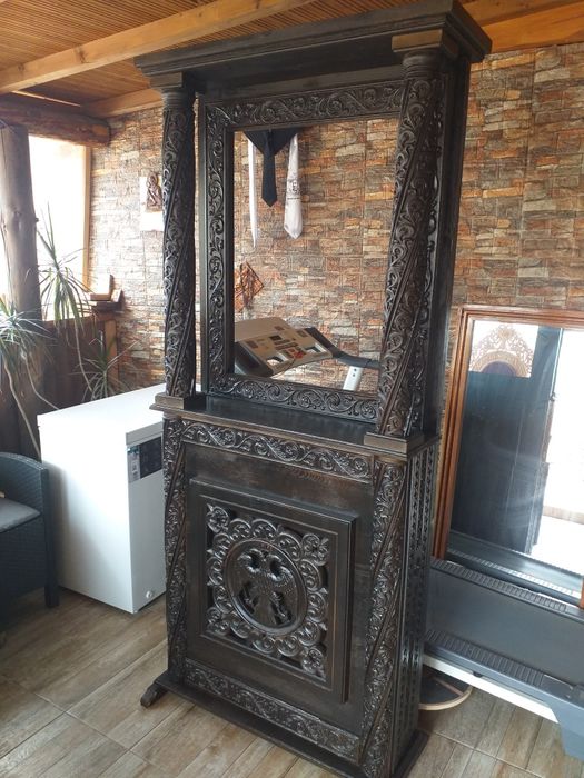 Axionita, iconostas, strană cântăreț