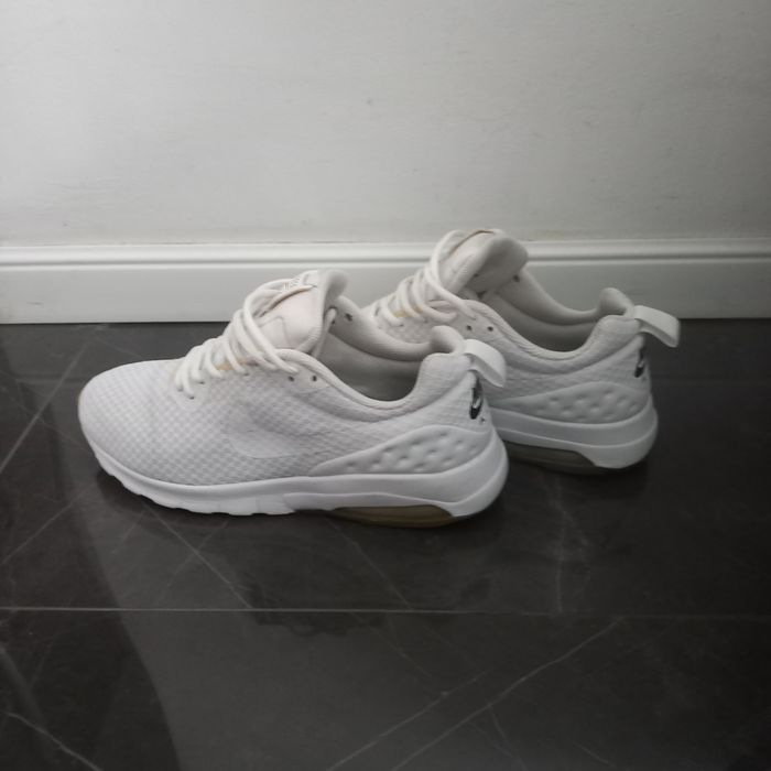 Vând adidasi nike albi