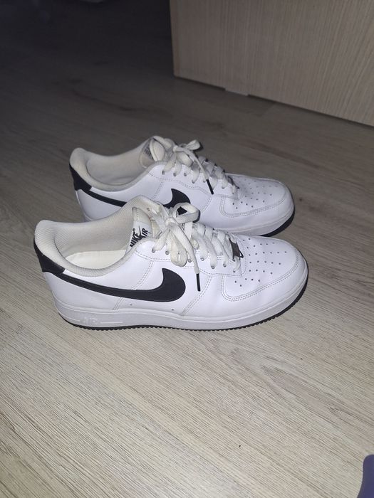Adidasi Air Force 1 în stare bună