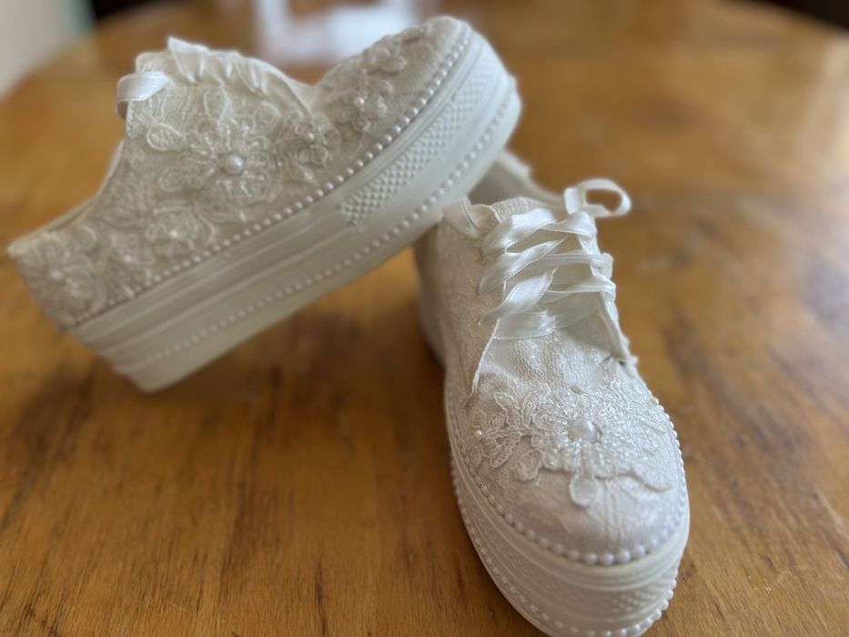 Чисто бели обувчици