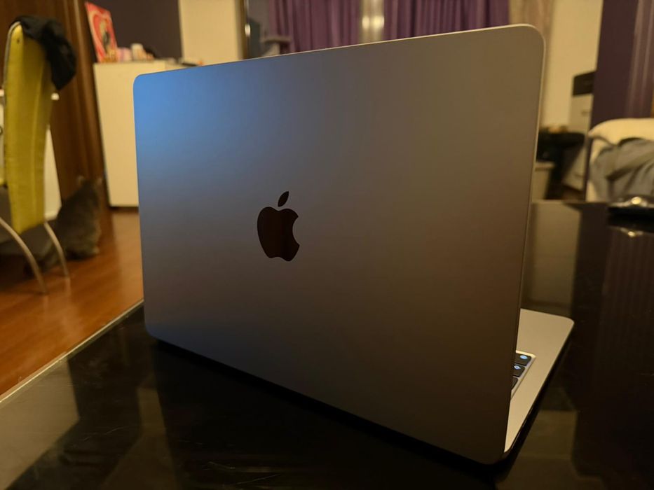 Vând MacBook Air 13.6