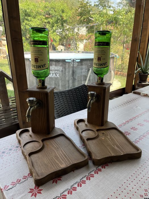 Диспенсър за алкохол с плато за мезета