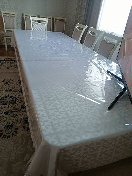 Стол и  двенадцать стульев