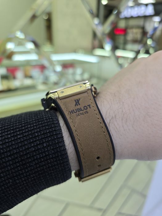 Продам золотые часы хублот с Бриллиантами.