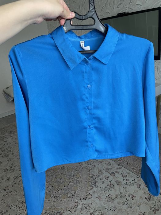 атласная синяя блузка