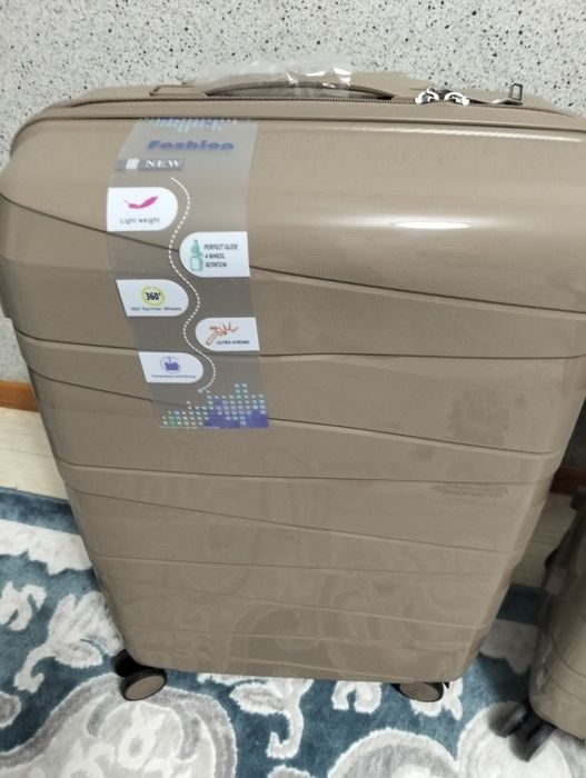 Продам новые чемоданы