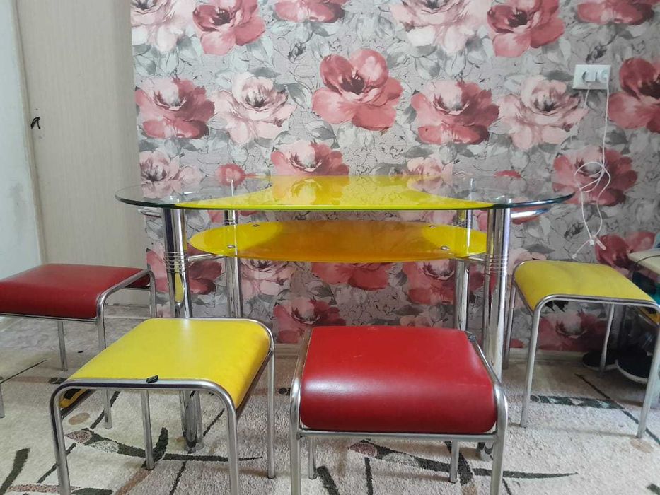 стол стеклянный кухонный желтый