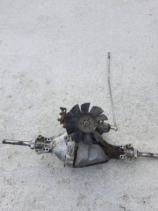 Cutie hydro tractoras gazon punte viteze grup spate.
Se potrivește pe