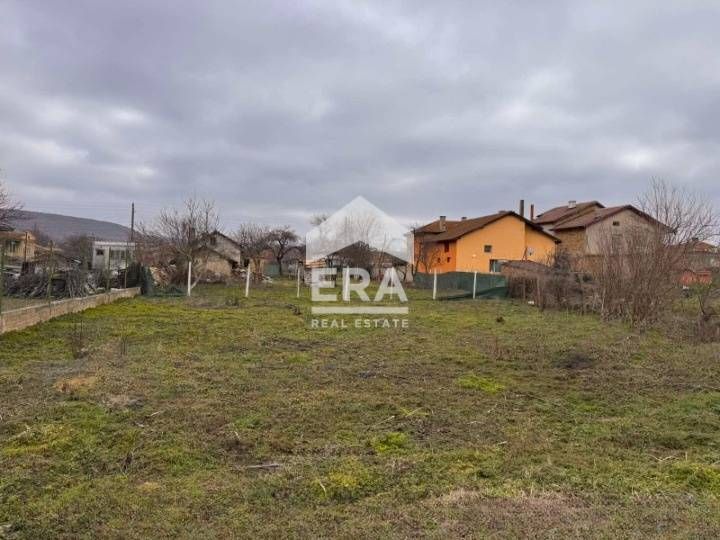 ЕКСКЛУЗИВНО! Урегулиран поземлен имот на 300 м от центъра на гр. Сувор