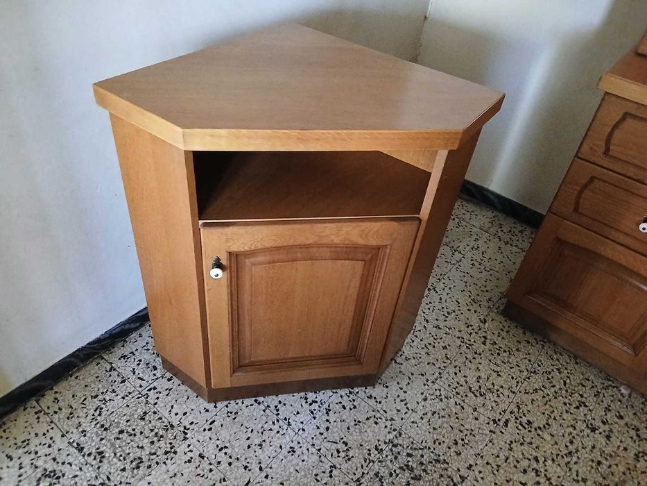 Coltare din Lemn cu Vitrina