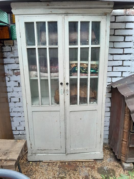 Шкаф для книг эпохи СССР