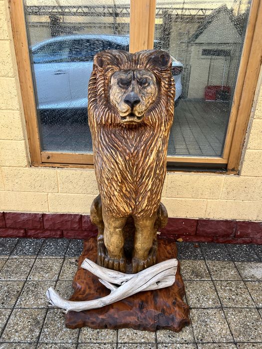 Деревянная фигура льва