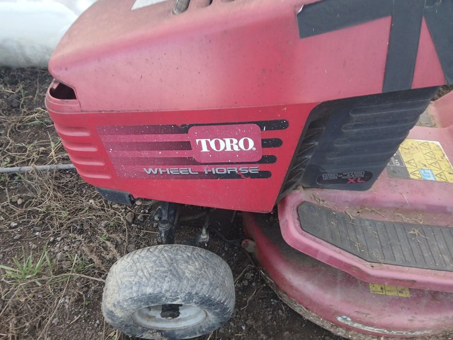 Vând două tractorașe de tuns iarba, perfect funcționale