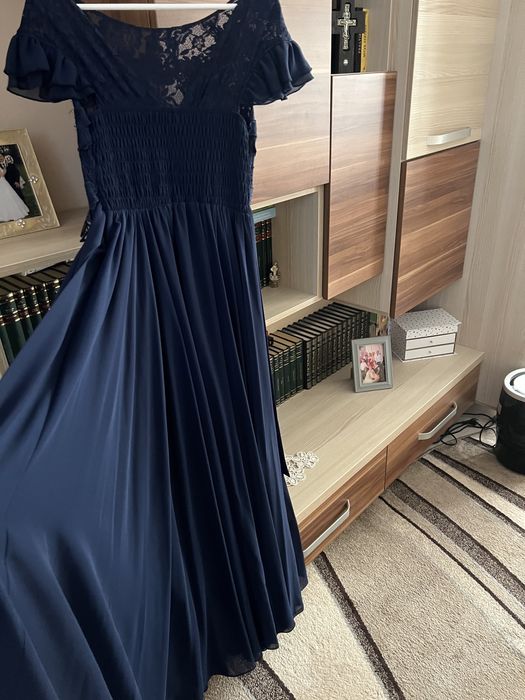 Rochie lunga de culoare bleumarin cu dantela