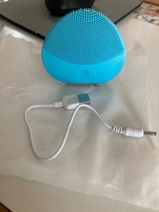 Dispozitiv Electric Pentru Curatare Faciala Si Masaj