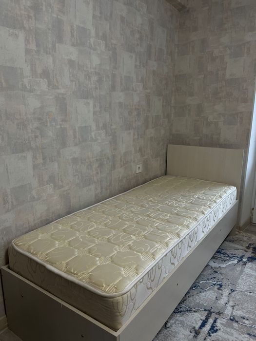 Кровать с матрасом.
