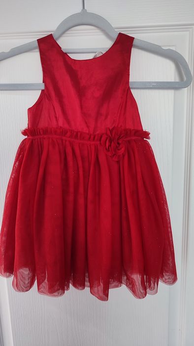 Червена рокля за момиче