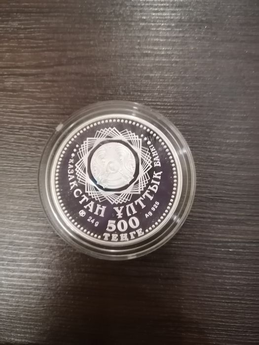 Продам монету серебряную