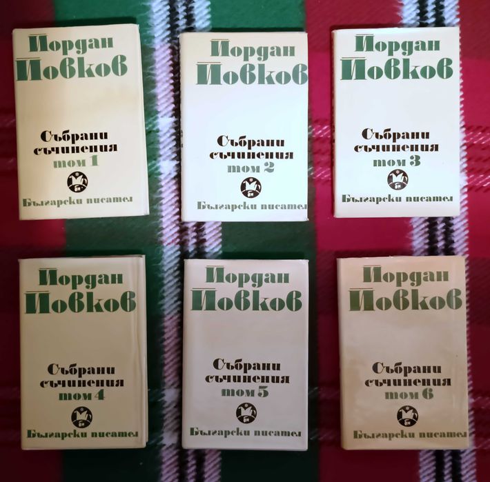 Продавам 8 комплекта книги