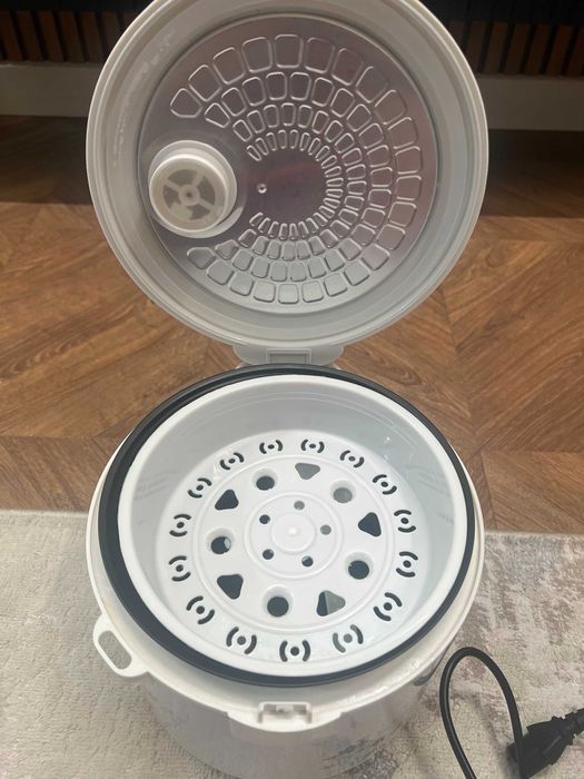 Продаю рисоваркy  StarLux SL-7003