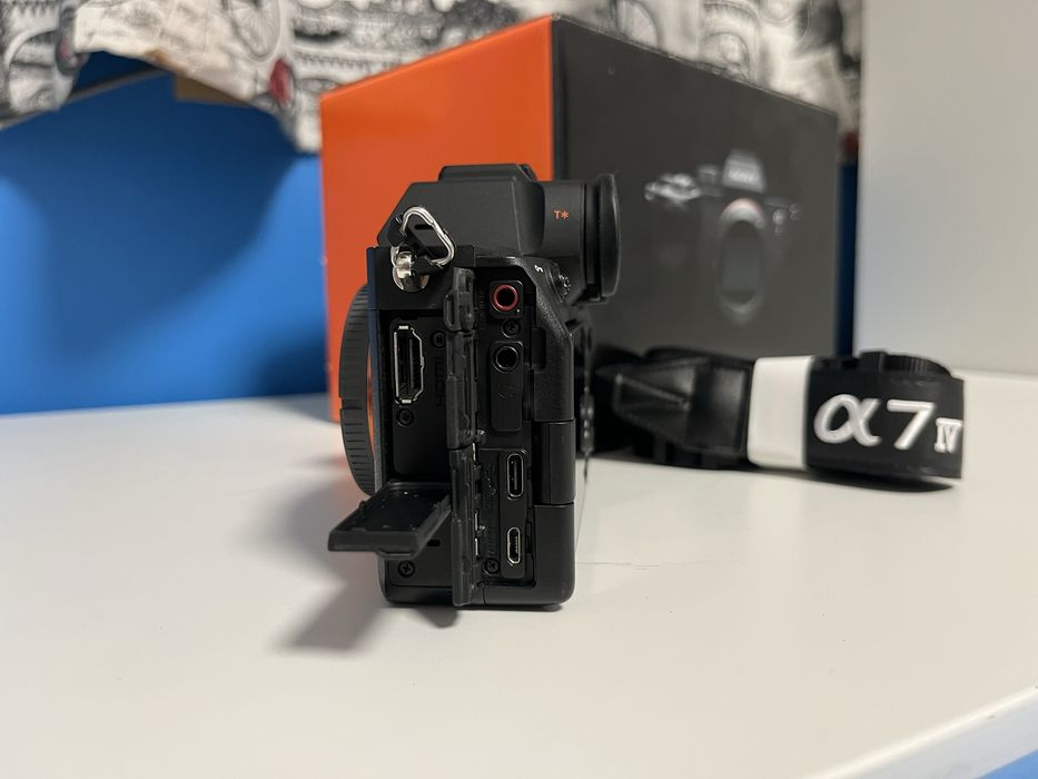 Продавам Sony A7 IV като нова и с 4 години оставаща гаранция