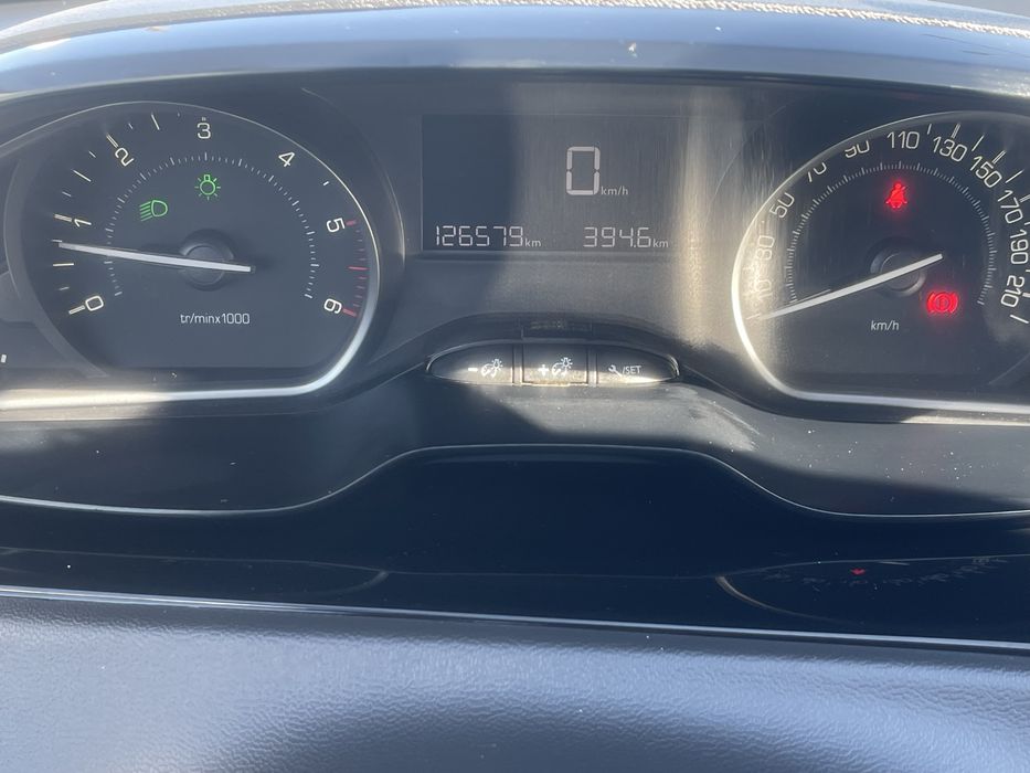 Vand Peugeot 208 ,1560 cmc/55kw/ numar locuri 5 ,1635kg . Masina perfecta ,pentru doamne si domnisoare ,perfecta pentru  incepatori !