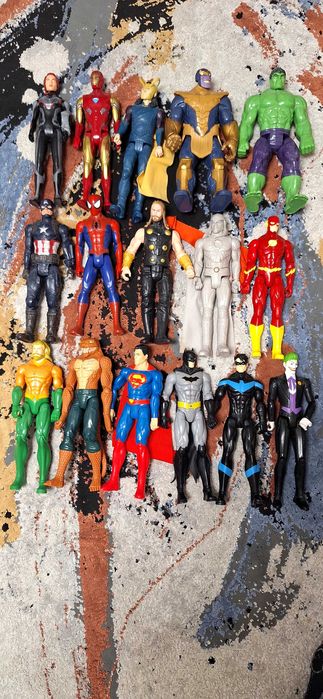 Vand figurine Marvel si Dc Univers.