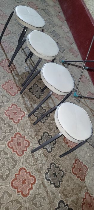 Продам стуля всего за 8000.