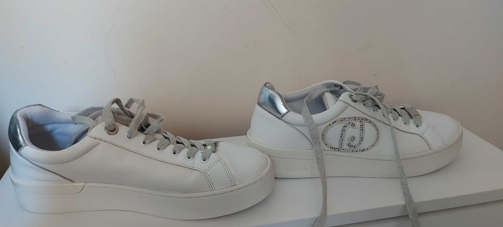 Liu Jo Спортни обувки от кожа с декоративни камъни, Бял