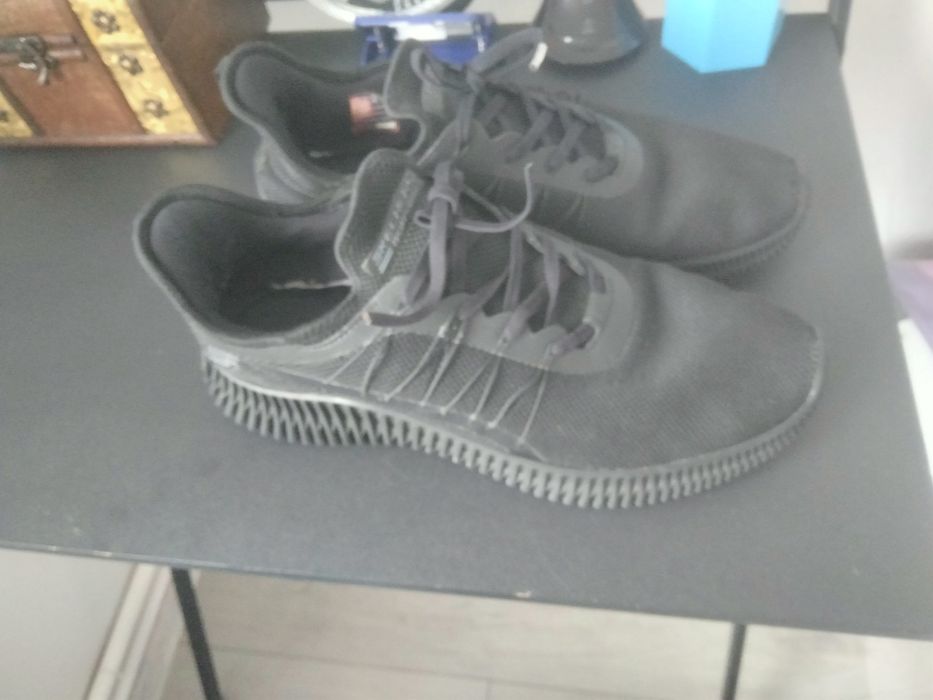 Adidași skecers.