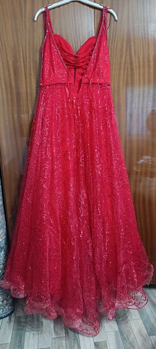Ефектна червена рокля