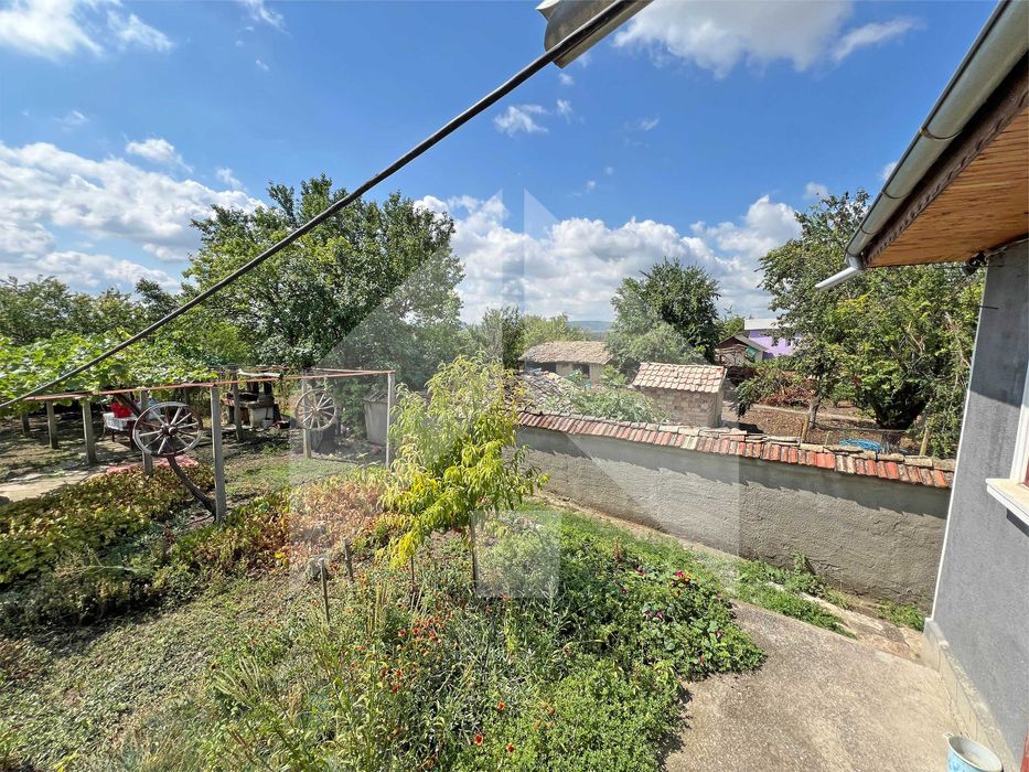 Продава еднофамилна, тухлена къща в с. Струйно (обл. Шумен). ТОП имот!