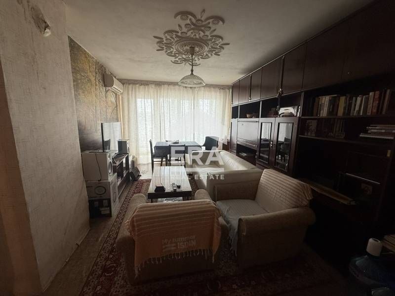 Просторен четиристаен апартамент в санирана жилищна сграда, ж.к. Родинa