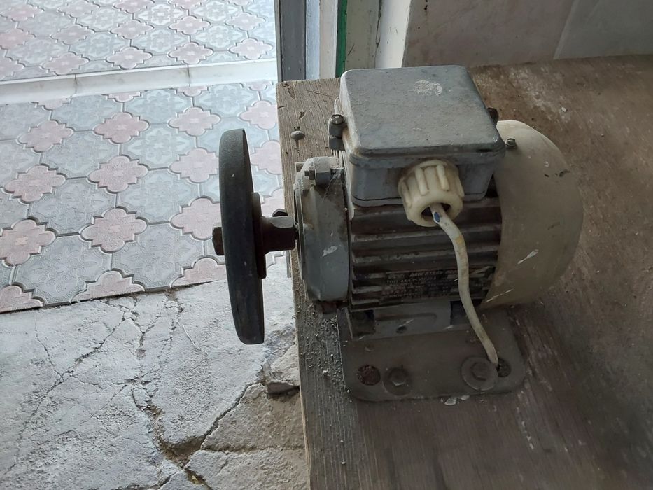 Стол с тисками и станок точильный