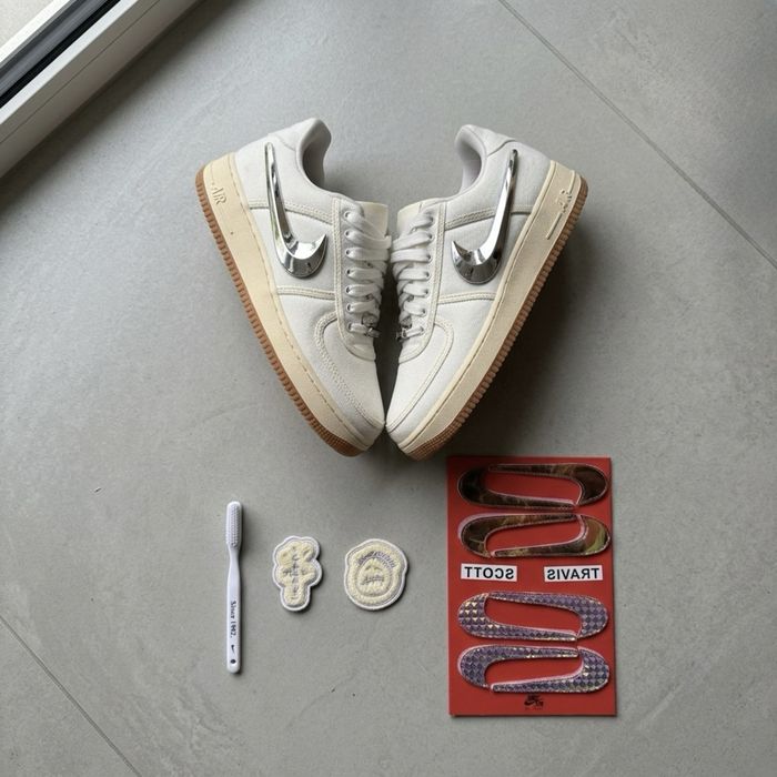 Nike Air Force 1 Low x Travis Scott - Pachet Complet, Toate Accesoriile