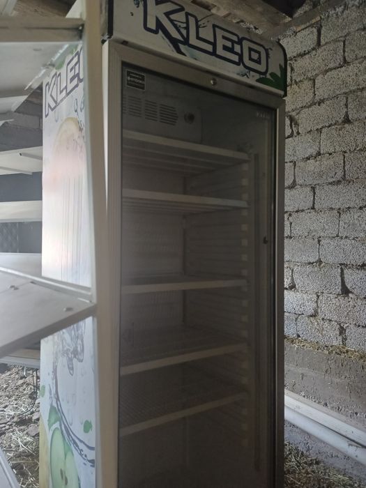 Холодильник, буквы из вывески шкафы