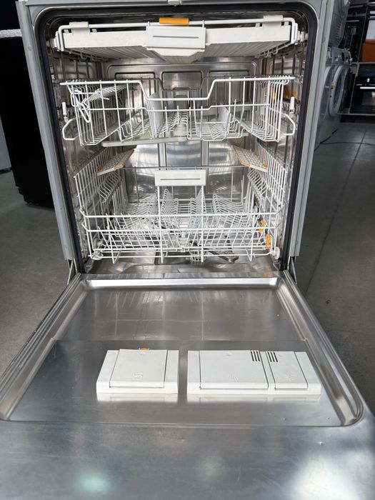 Съдомиялна машина за вграждане MIELE 60см