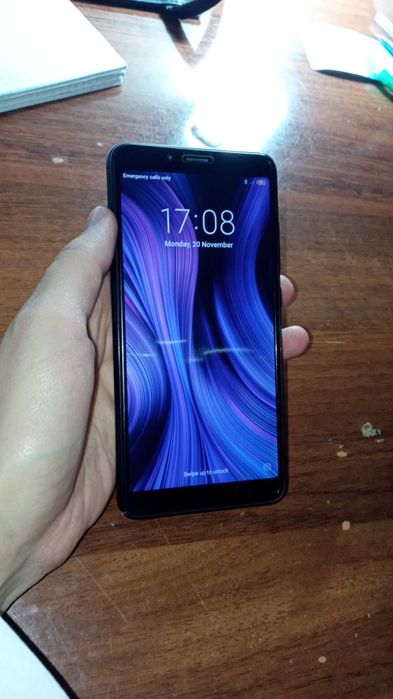 Redmi 6A, qora rangda, ustida zashitasi va chexoli bilan