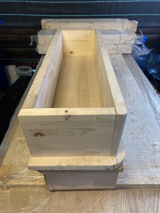 Scara lemn , cu 2 trepte 10 stalpi grosi ,