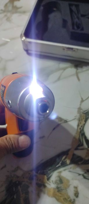 Продам акумуляторая электро атвертка полный набор