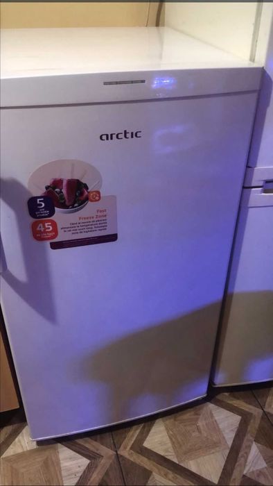 Vând congelator Arctic